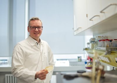 Sebastian Goetze in laboratory environment